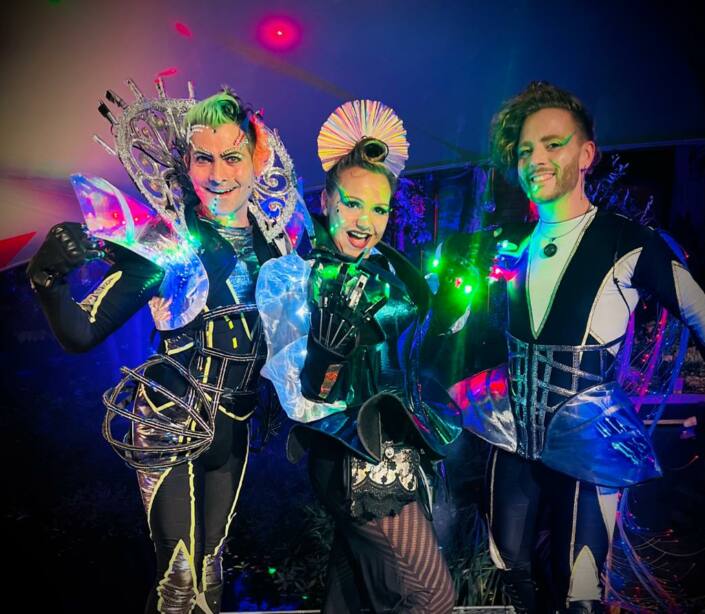 Laserqueen mit Luminaren im Sisyphos Club Berlin